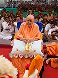  Swamishri performs pratishtha arti