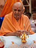  Swamishri performs pratishtha arti