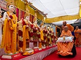  Swamishri performs pratishtha arti