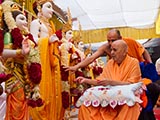  Swamishri performs pujan of murtis