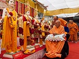  Swamishri performs pujan of murtis