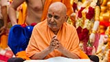  Swamishri greets devotees with 'Jai Swaminarayan'