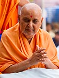  Swamishri greets devotees with 'Jai Swaminarayan'