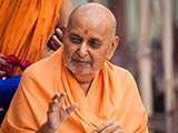  Swamishri blesses devotees