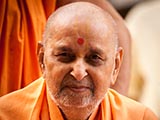  Swamishri greets devotees with 'Jai Swaminarayan'