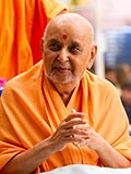  Swamishri greets devotees with 'Jai Swaminarayan'