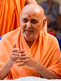  Swamishri greets devotees with 'Jai Swaminarayan'