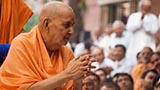  Swamishri greets devotees with 'Jai Swaminarayan'
