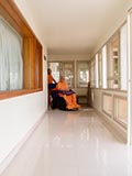  HH Pramukh Swami Maharaj arrives in the gallery at 11.22 am