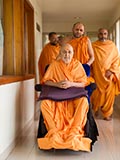  Swamishri arrives in the gallery