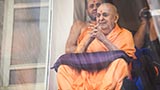  Swamishri greets devotees with 'Jai Swaminarayan'