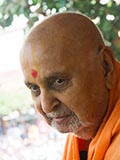 Swamishri greets devotees with 'Jai Swaminarayan'