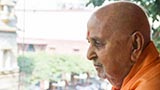  Swamishri greets devotees with 'Jai Swaminarayan'
