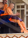  Swamishri greets devotees with 'Jai Swaminarayan'