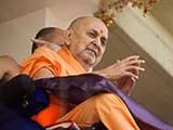  Swamishri greets devotees with 'Jai Swaminarayan'