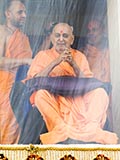  Swamishri greets devotees with 'Jai Swaminarayan'
