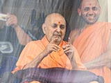  Swamishri blesses devotees