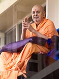  Swamishri greets devotees with 'Jai Swaminarayan'