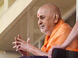  Swamishri greets devotees with 'Jai Swaminarayan'