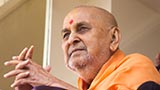  Swamishri greets devotees with 'Jai Swaminarayan'