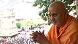  Swamishri greets devotees with 'Jai Swaminarayan'