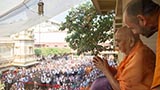  Swamishri greets devotees with 'Jai Swaminarayan'