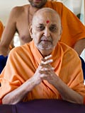  Swamishri greets devotees with 'Jai Swaminarayan'