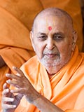  Swamishri greets devotees with 'Jai Swaminarayan'
