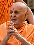  Swamishri greets devotees with 'Jai Swaminarayan'