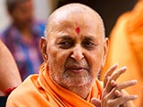  Swamishri greets devotees with 'Jai Swaminarayan'