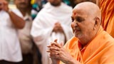 Swamishri greets devotees with 'Jai Swaminarayan'