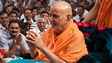 Swamishri greets devotees with 'Jai Swaminarayan'