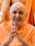  Swamishri greets devotees with 'Jai Swaminarayan'