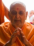  Swamishri blesses sadhus