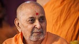  HH Pramukh Swami Maharaj arrives for darshan at 10:46 am