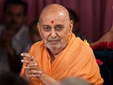  Swamishri greets devotees with 'Jai Swaminarayan'