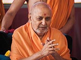  Swamishri greets devotees with 'Jai Swaminarayan'