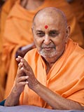  Swamishri greets devotees with 'Jai Swaminarayan'