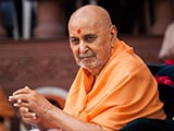  Swamishri greets devotees with 'Jai Swaminarayan'