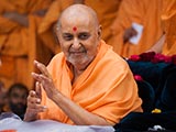  Swamishri greets devotees with 'Jai Swaminarayan'