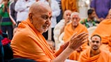  Swamishri greets devotees with 'Jai Swaminarayan'