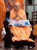  Swamishri greets devotees with 'Jai Swaminarayan'