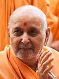 Swamishri greets devotees with 'Jai Swaminarayan'