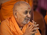  Swamishri greets devotees with 'Jai Swaminarayan'