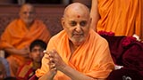 Swamishri blesses students