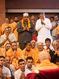 Devotees and wellwishers doing darshan of Swamishri