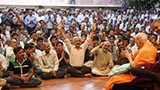  Devotees doing darshan of Swamishri