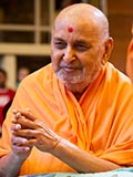  Swamishri greets devotees with 'Jai Swaminarayan'