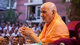  Swamishri greets devotees with 'Jai Swaminarayan'