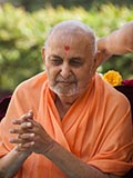  Swamishri greets devotees with 'Jai Swaminarayan'